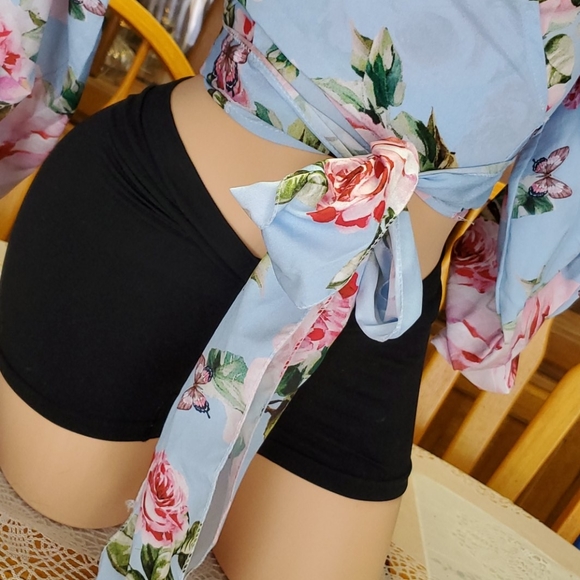 Stunning floral Wrap Top SUPER CUTE! IMPORTED - Picture 8 of 11